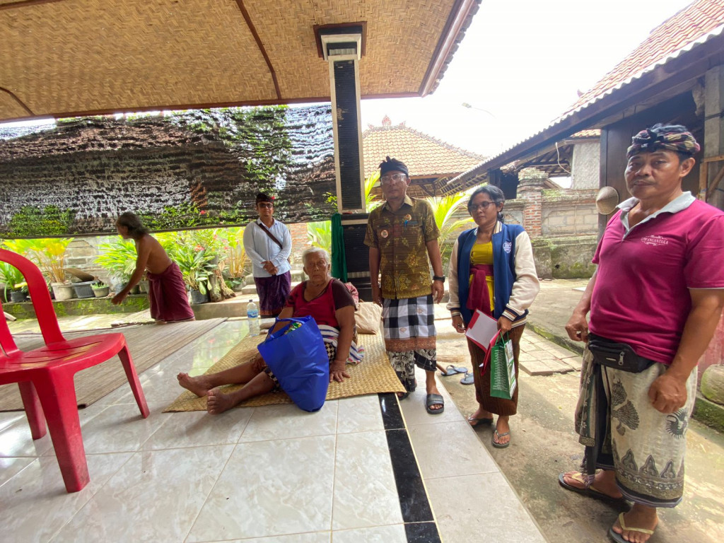 16 WARGA DESA ANGANTAKA TERIMA BANTUAN SEMBAKO OPERASIONAL PEMERINTAH DESA